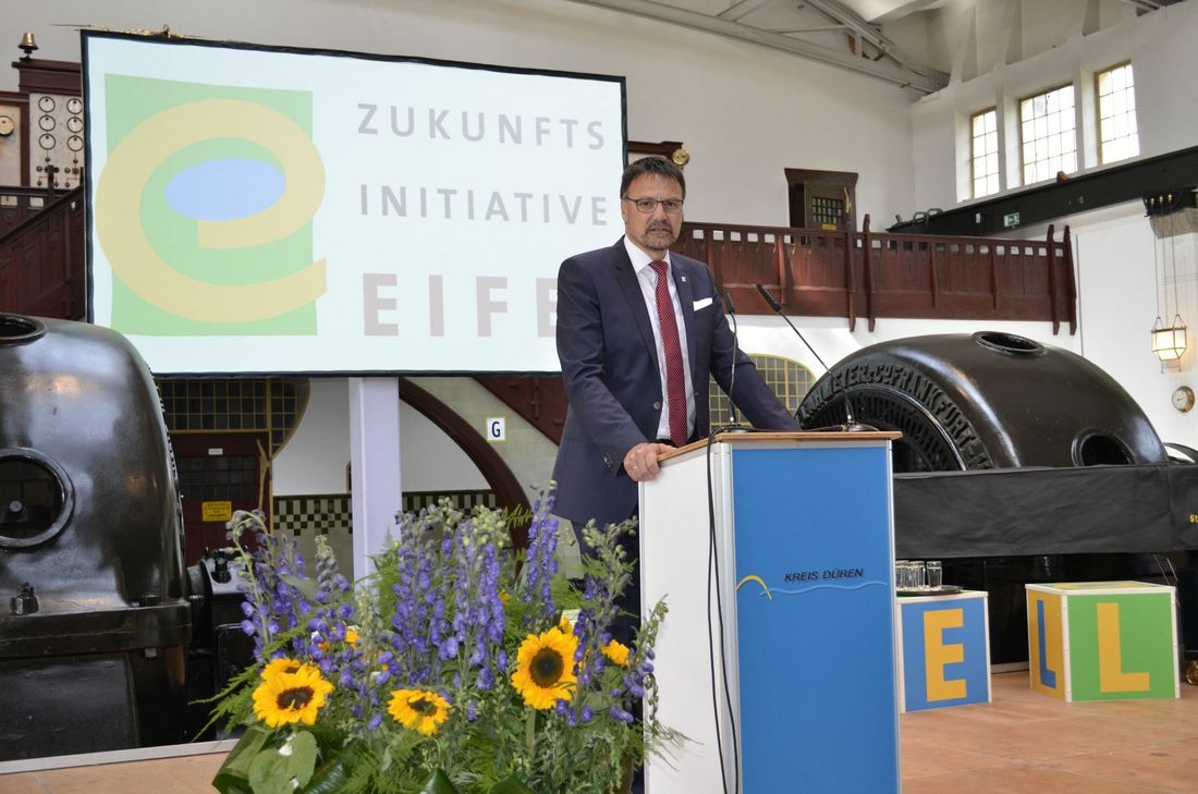 „Als Landrat des Landkreises Vulkaneifel gratuliere ich dem Daun-Gerolsteiner Wochenspiegel ganz herzlich zu seinem 45-jährigen Jubiläum und freue mich ganz besonders, dass die Daun-Gerolsteiner Ausgabe des Wochenspiegels ab sofort den Namen WochenSpiegel Vulkaneifel tragen wird. Der Wochenspiegel versorgt als erste kostenlose Anzeigenzeitung im heutigen Landkreis Vulkaneifel seit 45 Jahren seine Leser wöchentlich mit aktueller Werbung und Informationen aus dem Landkreis Vulkaneifel. Lokale und regionale Nachrichten und Ereignisse werden somit für alle Bürgerinnen und Bürger, auch für diejenigen, die keine Tageszeitung abonniert haben, zugänglich gemacht. Auch im Zeitalter von Internet und sozialen Medien sind die Printausgaben, insbesondere die lokalen und regionalen Zeitungen, nach wie vor gefragt. Dabei ist es stets wichtig, nicht nur inhaltlich, sondern auch optisch am Puls der Zeit zu bleiben, was der Wochenspiegel mit dem neuen Namen WochenSpiegel Vulkaneifel und seinem neuen Layout umgesetzt hat. Ich wünsche dem Wochenspiegel und all seinen Mitarbeiterinnen und Mitarbeitern zum Jubiläum alles Gute, ein positives Feedback für den neuen Namen und das neue Layout und weiterhin viel Erfolg." Heinz-Peter Thiel, Landrat des Landkreises Vulkaneifel (Foto: Scholl)