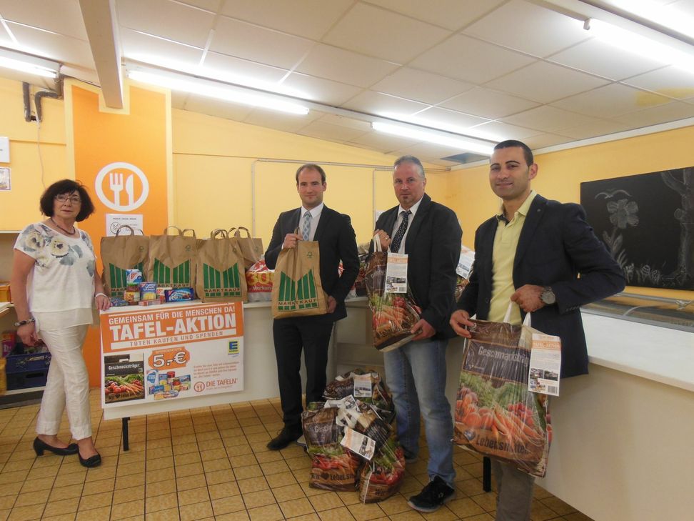 v. l. Frau Hagedorn (Tafel), Herr Becker (Marktkauf Trier), Herr Fau (Edeka Salmtal) und Herr Cubukcu (Edeka Piesport) bei der Spendenübergabe. Foto: FF