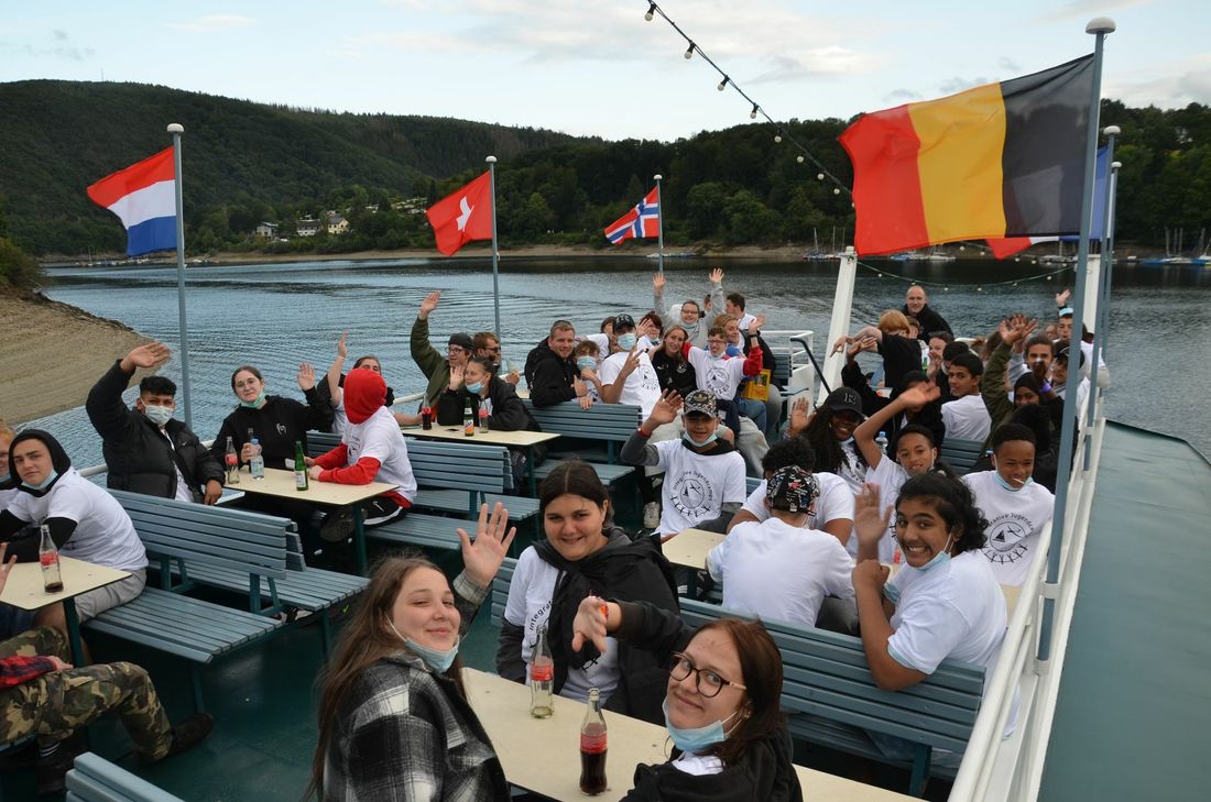 Eine Rundfahrt auf dem Rursee, Dampf ablassen beim Boxen und neue Freunde finden: Von den Erlebnissen im Integrativen Segelcamp profitieren die jungen Teilnehmer eine lange Zeit. Fotos: T. Förster