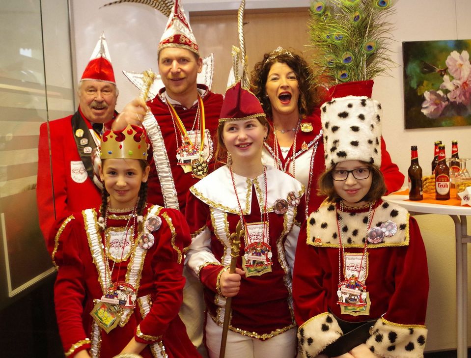 Prinz Martin I. , Prinzessin Melanie I.  und das Kinderdreigestirn Prinz Lara, Jungfrau Leonie und Bauer Anna-Sophie von den Barweiler Theaterfreunden. Foto: Mager