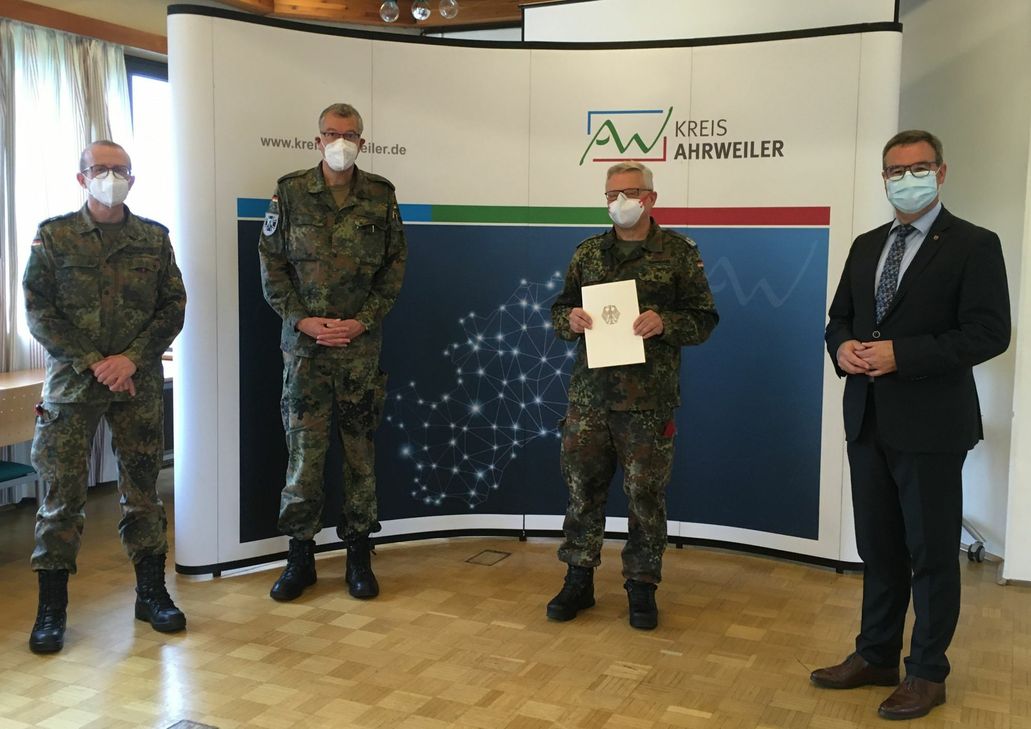 Erster Kreisbeigeordneter Horst Gies, MdL, (rechts) verabschiedet gemeinsam mit Oberst Stefan Weber (2. v. l.), Kommandeur Landeskommando Rheinland-Pfalz, Oberstleutnant Harald Trinkaus (2. v. r.) und begrüßt den neuen Leiter des Kreisverbindungskommandos, Oberstleutnant Torsten Liebscher (links). Foto: Kreisverwaltung Ahrweiler