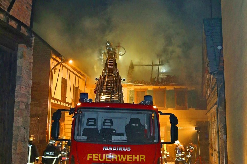 Feuer-Inferno in der engen Sackgasse in Merxheim. Foto: Schmitt