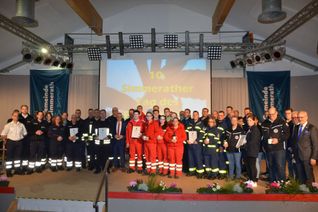 Vertreter von Freiwilliger Feuerwehr, Technischem Hilfswerk, Deutschem Roten Kreuz, Malteser Hilfsdienst und Deutscher Lebensrettungsgesellschaft nahmen den Bürgermeister-Ehrenpreis von Karl-Heinz Hermanns entgegen. Foto: T. Förster