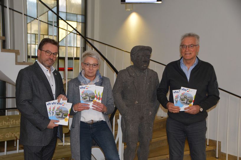 Von links: Oberbürgermeister Wolfgang Treis, Leona Ockenfeld von der Geschäftsstelle VHS und der pädagogische Leiter der VHS, Josef Brodam, präsentieren das Programm für das I. Semester 2020.