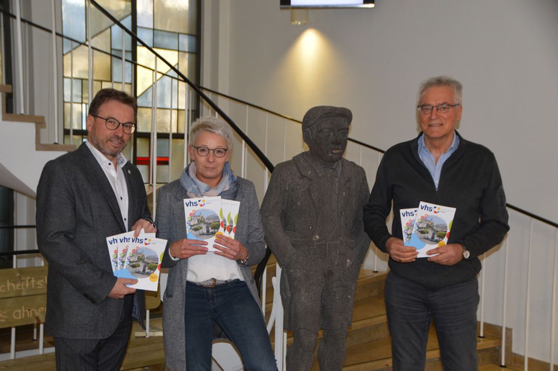 Von links: Oberbürgermeister Wolfgang Treis, Leona Ockenfeld von der Geschäftsstelle VHS und der pädagogische Leiter der VHS, Josef Brodam, präsentieren das Programm für das I. Semester 2020.