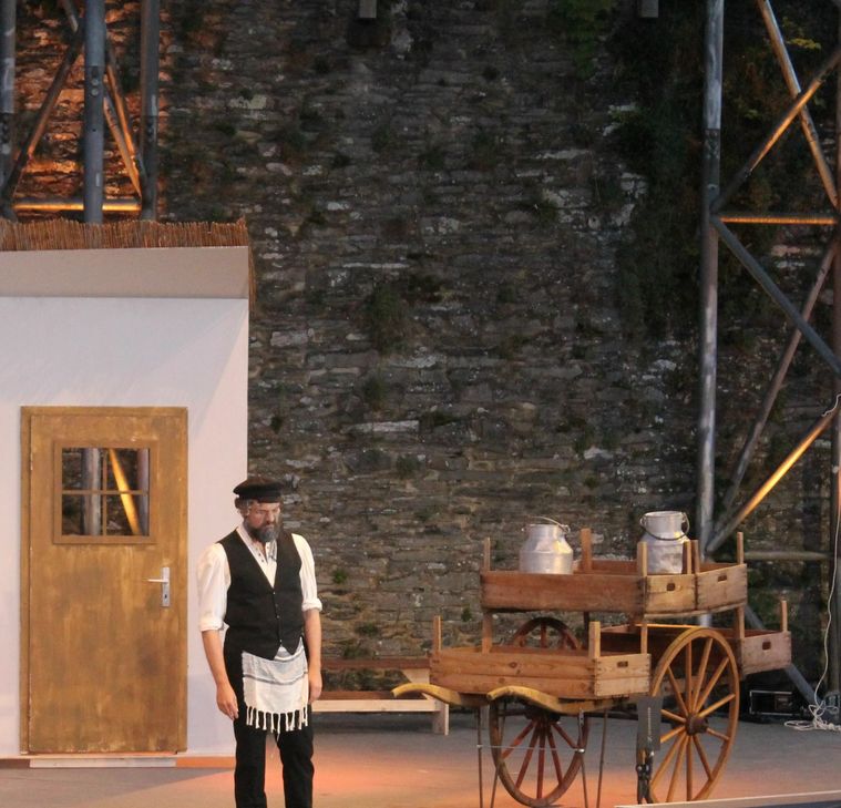 Zentrale Figur der „Anatevka“-Inszenierung auf Burg Monschau: Milchmann Tevje, gespielt von Anton Leiss-Huber.