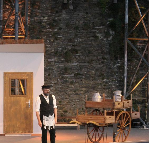 Zentrale Figur der „Anatevka“-Inszenierung auf Burg Monschau: Milchmann Tevje, gespielt von Anton Leiss-Huber.
