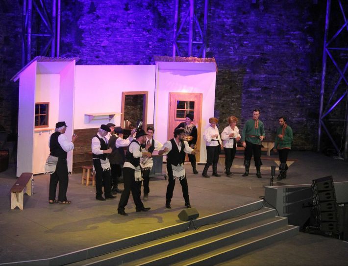 Bühnenbild mit vielen Dreh- und Klappelementen: Die Inszenierung des Musicals „Anatevka“ beim „Monschau Festivals“ auf der Burg überzeugte nicht nur durch die Dekoration. Fotos: Christoph Hahn