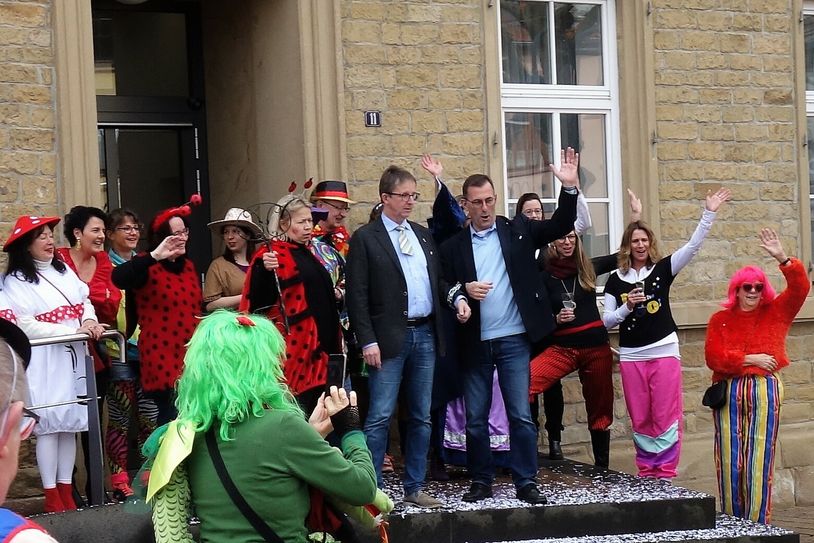 VG-Bürgermeister Engelmann und Stadtchef Greiner wurden von den Narren gefesselt und abgeführt. Foto: Gernot Schauß