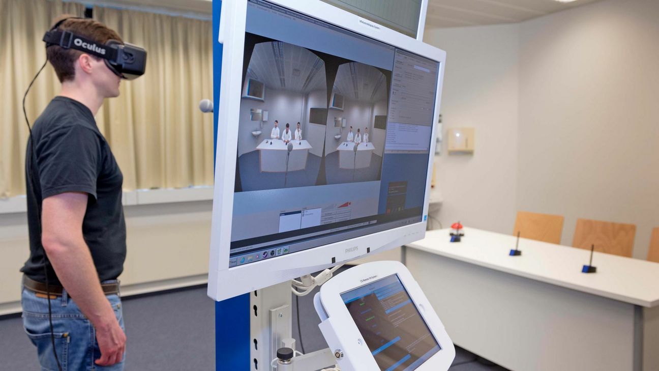 Über ein Head?Mounted?Display (HMD) wird eine Versuchsperson in eine Gesprächssituation versetzt. Foto: Sheila Dolman