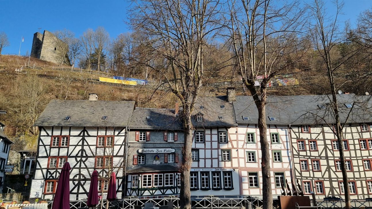 Am Rahmenberg zwischen Haller und Monschauer Markplatz sind die Farben der Ukraine zu sehen. Foto: Scheffen