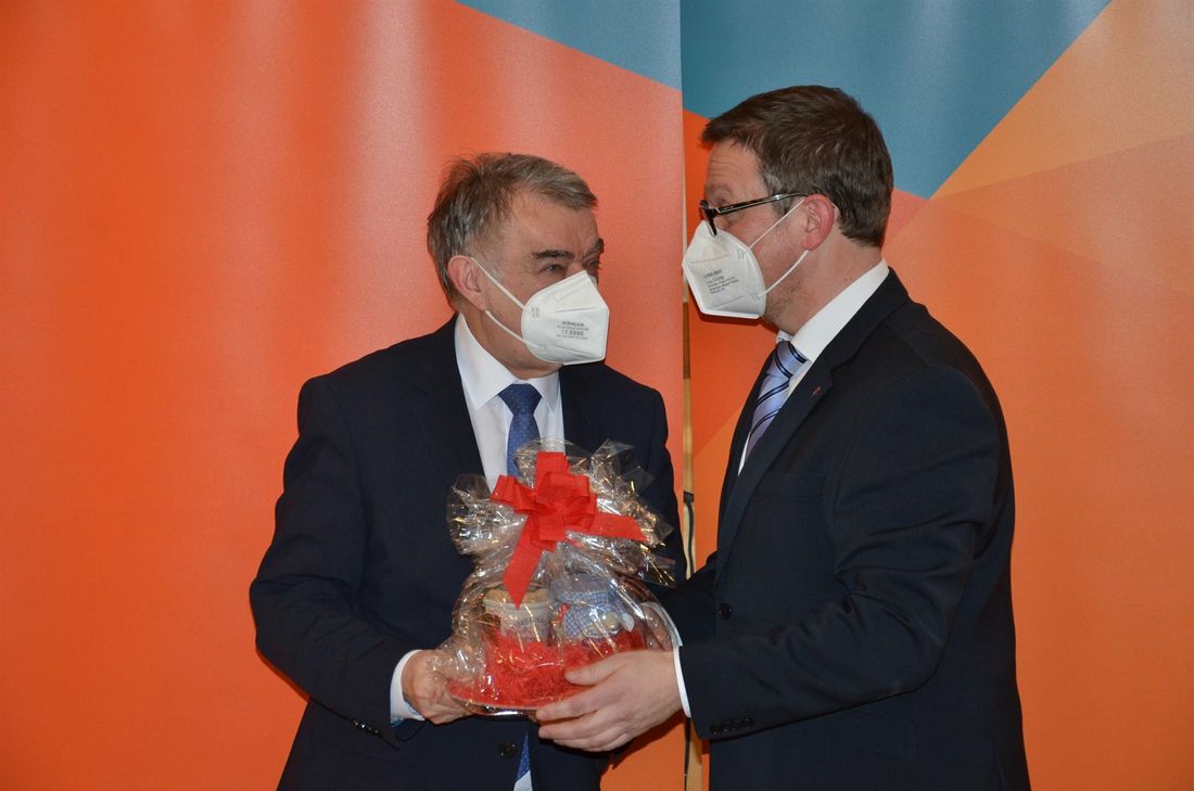 Eine von vielen Solidaritätsbekundungen, die NRW-Innenminister Herbert Reul - hier mit Monschaus CDU-Chef Micha Kreitz beim Besuch in Rohren lobt. Foto: T. Förster