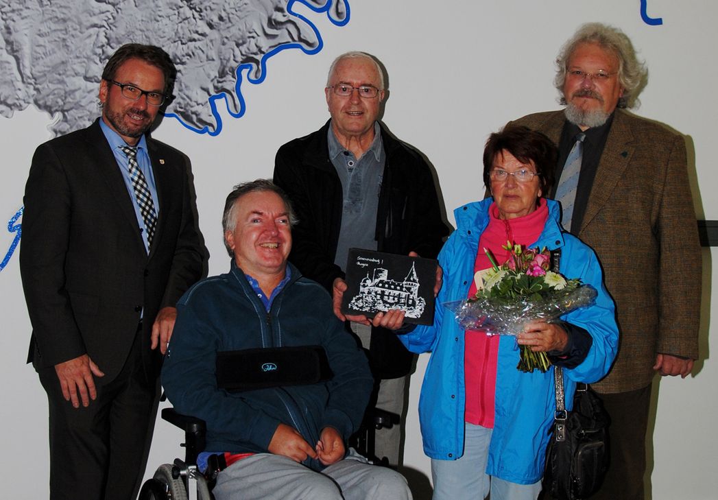 Oberbürgermeister Wolfgang Treis (links) beglückwünschte Jörg, Jürgen und Maria Müller zum "Jubiläumsbesuch" im Eifelmuseum. Museumsdirektor Bernd Oesterwind (rechts) schloss sich ihm an.