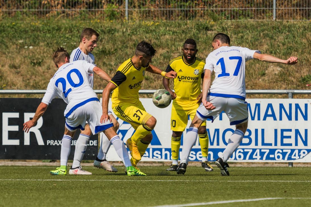 Das Spiel zwischen Emmelshausen und Wiesbach bot trotz der Hitze umkämpfte Szenen, am Ende setzten sich die Saarländer mit 0:2 durch. (Foto: Arno Boes)