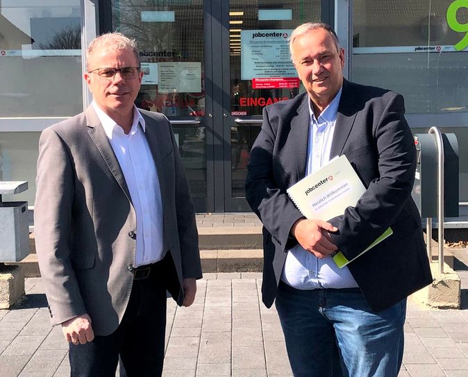 Stefan Graaf und Jürgen Crombach vermelden »gute« Zahlen aus dem Jobcenter Eifel, stehen aber aufgrund des Ukraine-Krieges vor einer ungewissen Zukunft. Foto: T. Förster