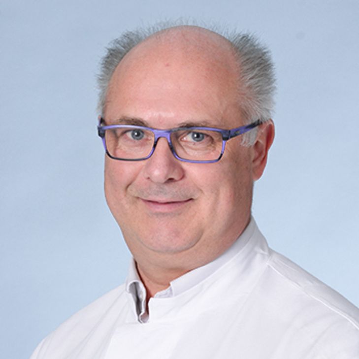 Der gebürtige Eifeler Dr. med. Uwe Heindrichs hat am FGV Abitur gemacht, wechselt in diesen Tagen vom Stolberger Krankenhaus ins Luisenhospital und zeigt beim Gesundheitstag auf, wie man mit Sport und Ernährung einer Krebserkrankung vorbeugen kann.