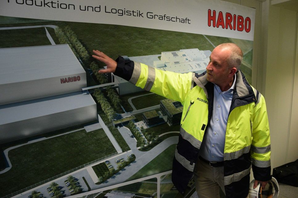 Arndt Rüsges kündigt an, dass das Werk in Grafschaft weiter ausgebaut werden soll. Foto: Nolden
