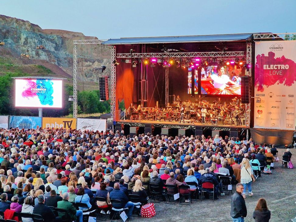 In der besonderen Atmosphäre des Steinbruchs Juchem wurde Samstagabend der Klassik-Sommer zelebriert.
