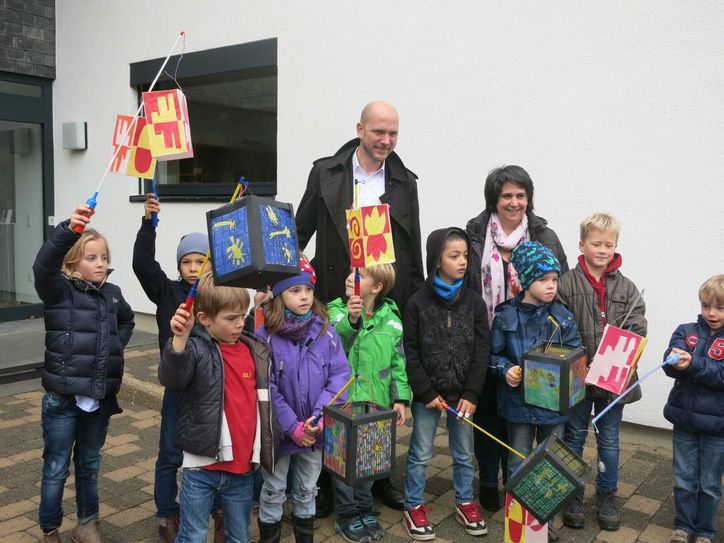 Bürgermeister Jorma Klauss empfängt die Kinder am Rathaus. Fotos: H. Giesen\n\rBürgermeister Jorma Klauss empfängt die Kinder am Rathaus. Fotos: H. Giesen