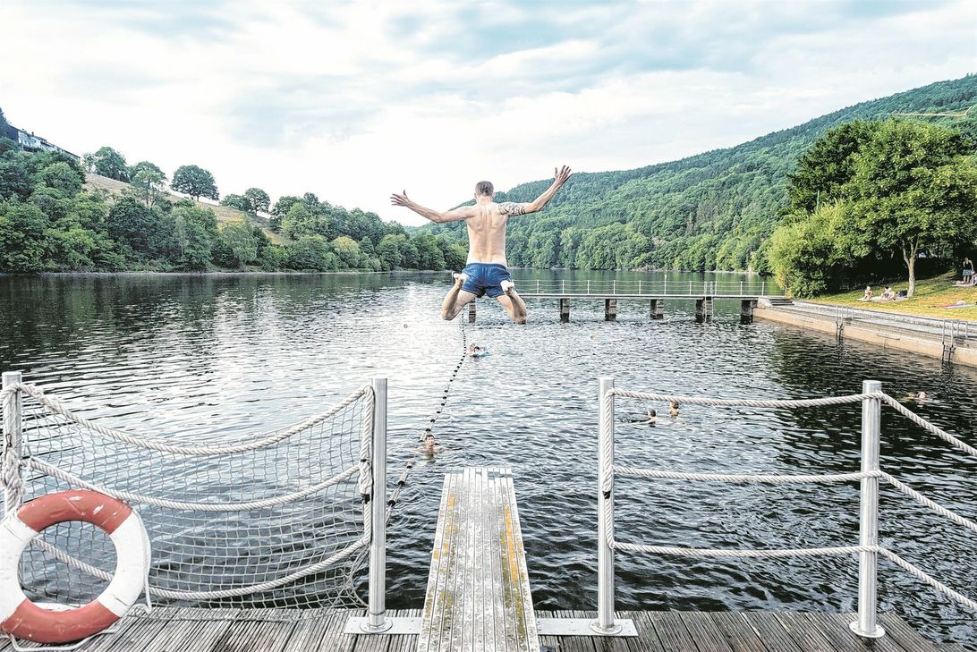 Sommer, Sonne, Urlaubszeit. Da gehört ein Sprung ins kühle Nass einfach dazu und am liebsten natürlich unter freiem Himmel. Und da hat die Eifel einige attraktive Badeplätze zu bieten.