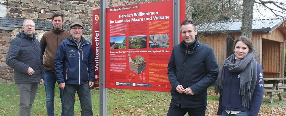 Bei der Besichtigung vor Ort trafen sich der Ortsbürgermeister Stefan Koch, Vereinsvorsitzender Kevin Götten, Verbandsgemeindebürgermeister Manuel Follmann sowie Dr. Andreas   Schüller und Sabine Kummer vom Natur- und Geopark Vulkaneifel.