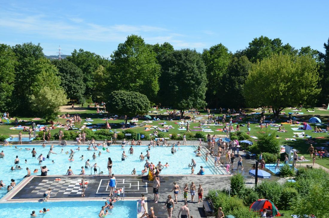 Das Freizeitbad Remagen hat wieder geöffnet - wenn auch mit weniger Besuchern als auf diesem Archvibild. Foto: Stadt Remagen