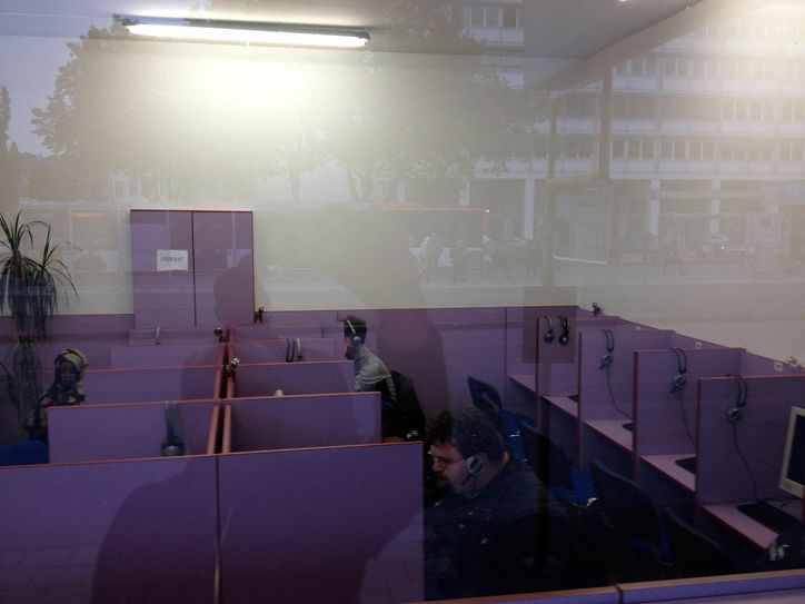 NPD-Chef Safet Babic im Internetcafé. Auch dieses Foto schickte uns ein Leser. Die Betreiber sollen laut Leserauskunft Ausländer sein. Foto: Privat