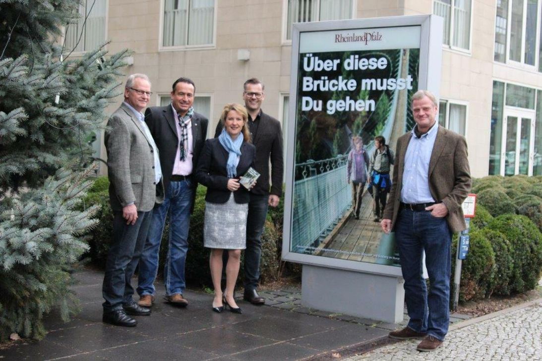Heike Raab mit dem Ortsbürgermeister von Mörsdorf, Marcus Kirchhoff (rechts), sowie den weiteren "Brückenträumern" Ingo Börsch, Clemens Weins und Hans-Peter Platten (von links) in Berlin.