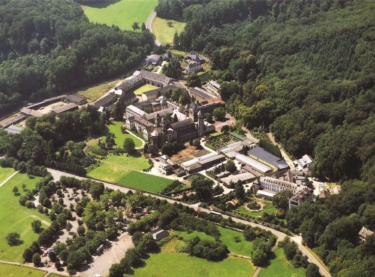 Seit über 920 Jahren besteht die Abtei Maria Laach als Kloster der Benediktiner.