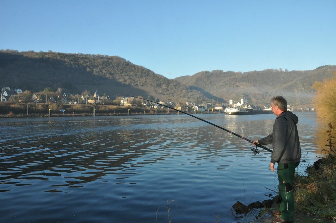 Blauer Himmel, Windstille, ein traumhafter Wintertag: Günter Bröhl hat am Treiser Moselufer die Angel ausgeworfen, aber der Erfolg bleibt auch an diesem Tag aus. Da bekommt das Wort Geduldsprobe eine zusätzliche Bedeutung.
