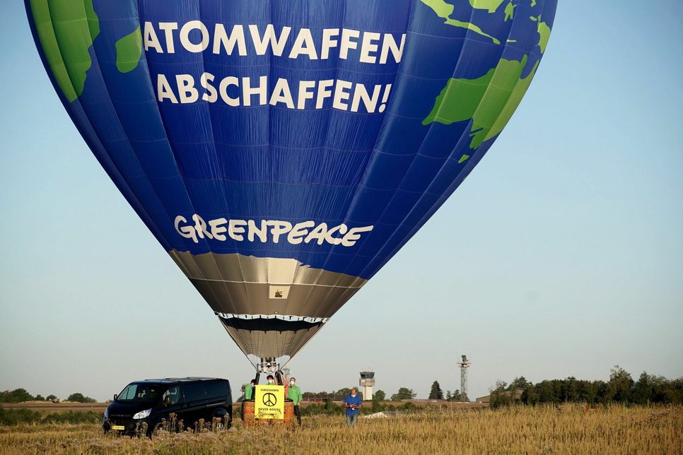 Der Greenpeace-Heißluftballon steht vor dem Fliegerhorst Büchel.