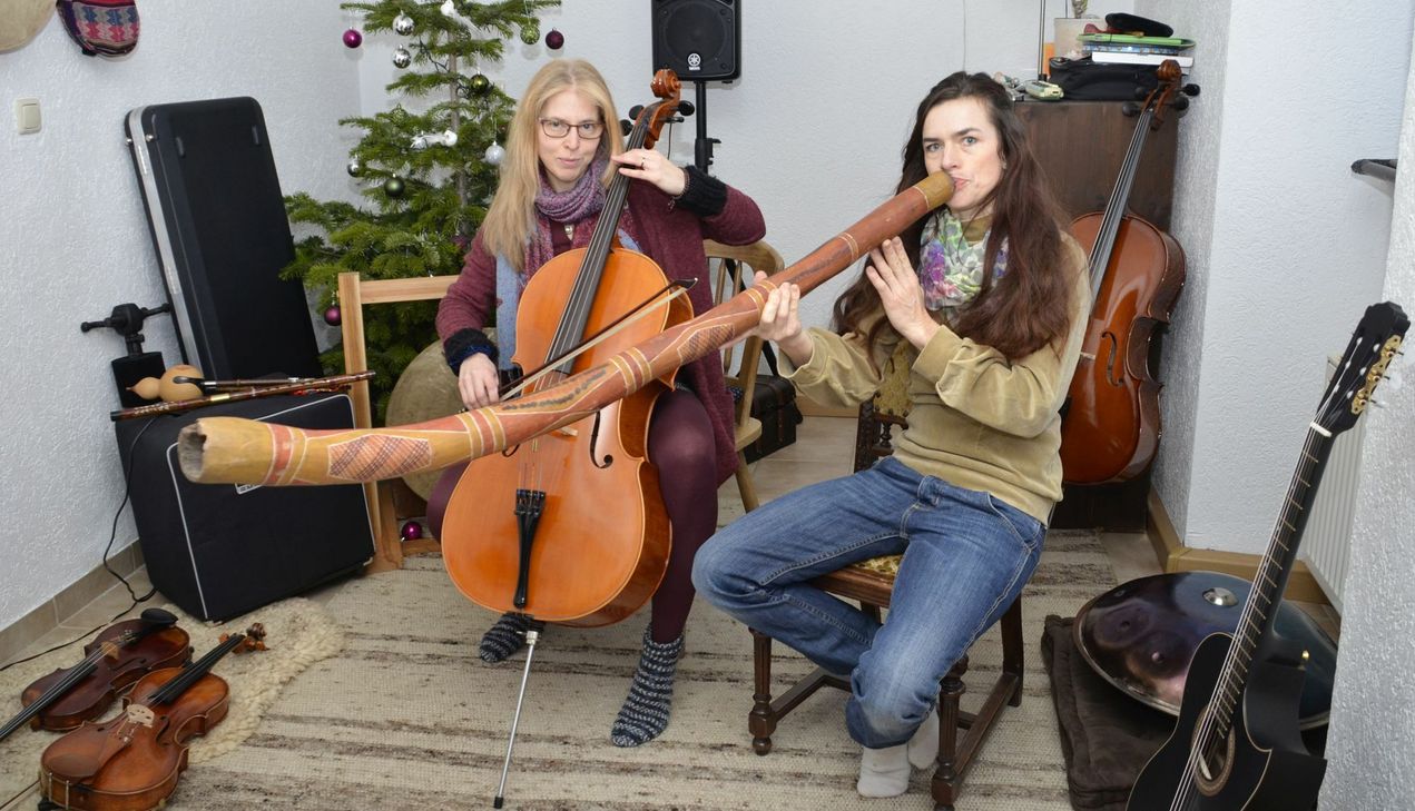 Nicole Besse (v.li.) und Uta Horstmann arbeiten derzeit an Konzepten, um ihre Ideen von einer kreativen Therapie möglichst vielen Menschen nahe bringen zu können. Denn beide sind überzeugt: Musik, Kunst, Bewegung und Theater regen die Selbstheilungskräfte an und wirken präventiv. mn-Foto
