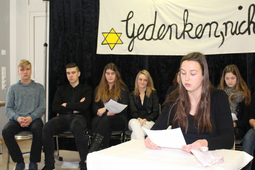 Schüler der Klasse 10a trugen selbstverfasste Text bei der Holocaust-Gedenkfeier an der Realschule plus Untermosel vor.