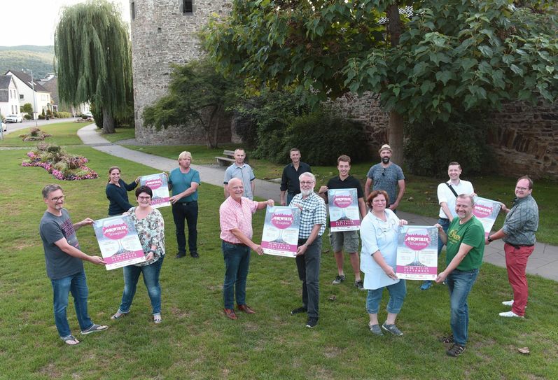 Vertreter des Arbeitskreises Ahrweiler (AK) und der Standbetreiber, die gemeinsam die Ahrweiler Weingärten auf die Beine stellen. Vordere Reihe (v. l.).: Frank Koch (AK), Stefanie Koll-Bensberg (Arbeitskreisvorsitzende), Martin Warlich (AK), Bernd Krah (AK), Tanja Lingen (Weingut Peter Lingen), Frank Bensberg (AK); Hintere Reihe (v. l.): Theresa Appel (Ahrtal-Tourismus), Stefan Kurth (Weingut Kurth), Oliver Piel (AK), Marc Linden (Weingut Sonnenberg), Felix Brüggert (Next Generation - Winzerhof Körtgen), Michael Kriechel (Weingut Peter Kriechel), Christian Senk (Geschäftsführer Ahrtal-Tourismus), Sebastian Jonas (AK). Foto: Martin Gausmann