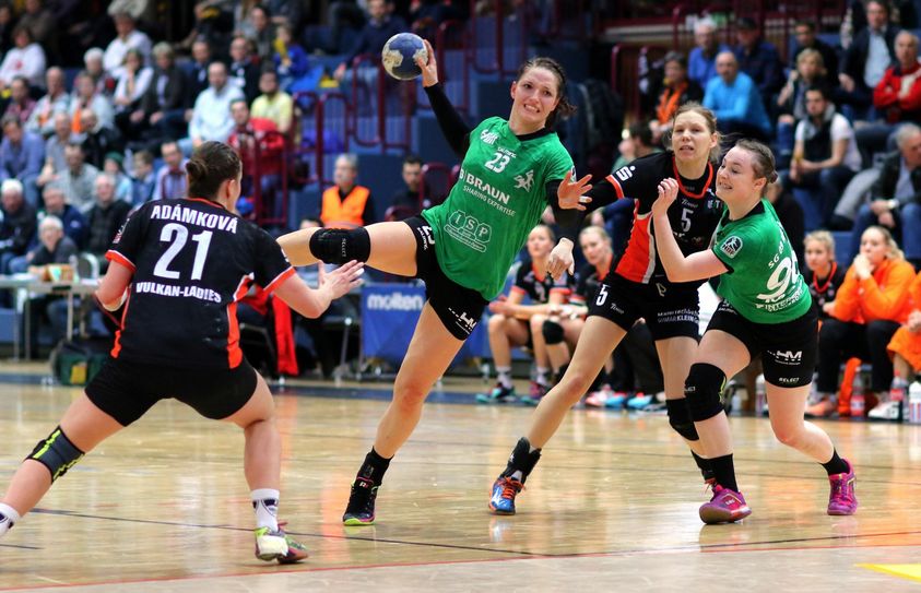 Gegen Kirchhof (grüne Trikots) boten die Vulkan-Ladies eine erschreckend schwache Leistung.