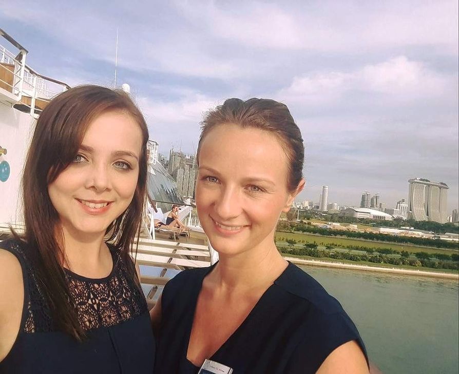 Schwestern auf der Durchreise: Die Wege von Laura (links) und Anna Klering "kreuzten" sich - im wahrsten Sinn des Wortes - zweimal in Singapur.