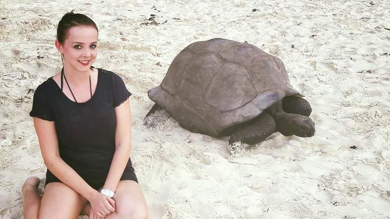 Auch das ist "Kreuzfahrt-Feeling": Laura Klering mit "Begleitung" am Strand auf den Seychellen.