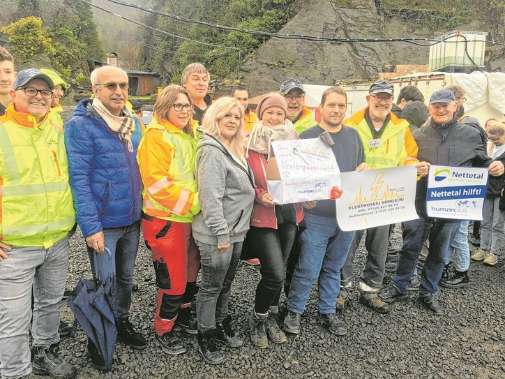 Hinter den beiden Mellis David Seifert, einer der Mitbegründer des Zeltes und die Spender.