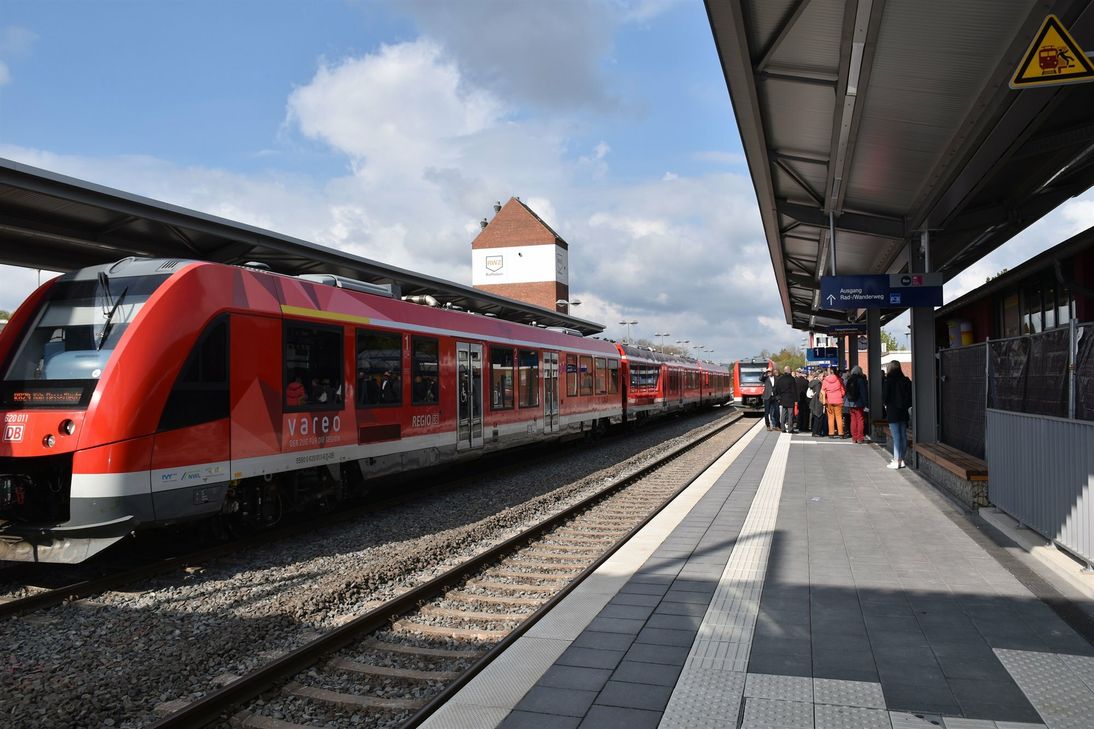 Nach der verheerenden Flutkatastrophe verkehren seit Samstag, 23. April, wieder Züge auf der Eifelstrecke zwischen Euskirchen und Mechernich.
