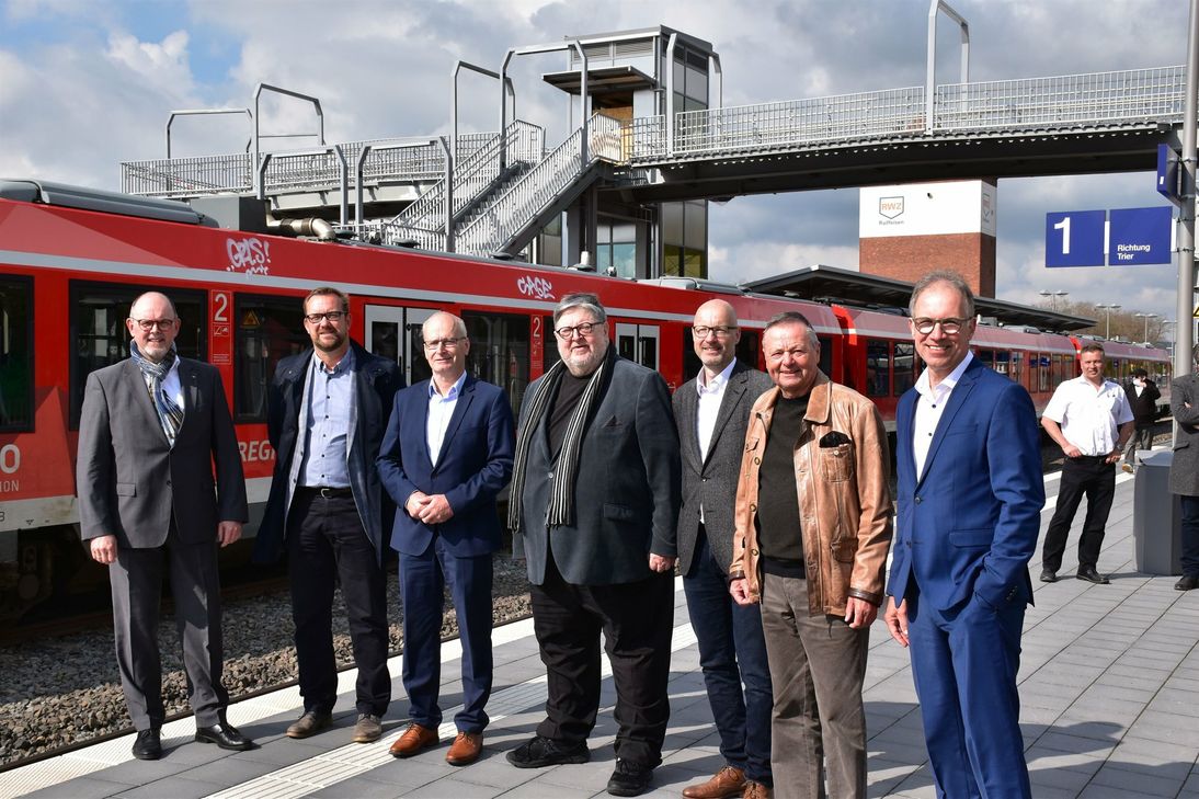 Zu der Fußgängerbrücke sagte Bürgermeister Dr. Hans-Peter Schick (3.v.li.): "Unser Ziel ist es, dass bis Ende Mai die Personenüberführung fertig gestellt ist. Die drei Aufzüge können voraussichtlich Ende Juli in Betrieb genommen werden."