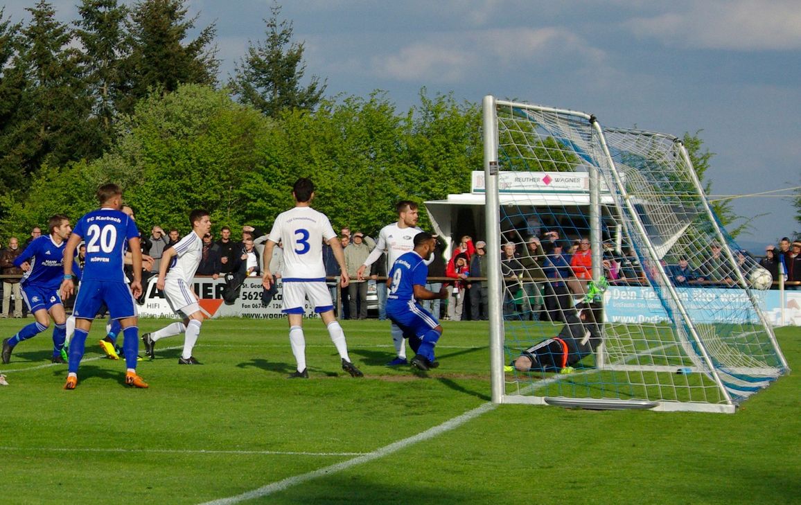 Das war der erste Streich der Karbacher: David Eberhardt (blaues Trikot ganz links) setzte den Ball mit einem wuchtigen Kopfball ins Netz der Emmelshausener. (Foto: Arno Boes)