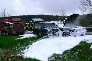 Ein Auto ist am Samstagmorgen auf der K 82 zwischen Waxbrunnen und Neidenbach (Eifelkreis Bitburg-Prüm) in Brand geraten. Fotos: Agentur Siko