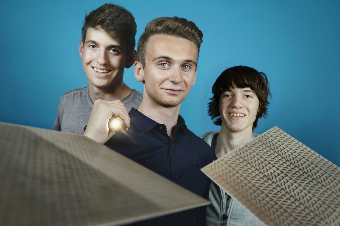 Maximilian Oehmichen, Marvin Lohaus und Adrian Lenkeit (v.l.) mit ihren Metamaterialien. Foto: Jugend forscht