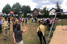 Großer Bahnhof für die Landeskommission des Wettbewerbs »Unser Dorf hat Zukunft« auf dem Spielplatz, einem von vielen Grünflächen in Eicherscheid. Der Ort warb zwei Stunden lang für das vierte Landesgold.