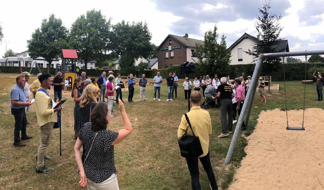 Großer Bahnhof für die Landeskommission des Wettbewerbs »Unser Dorf hat Zukunft« auf dem Spielplatz, einem von vielen Grünflächen in Eicherscheid. Der Ort warb zwei Stunden lang für das vierte Landesgold.