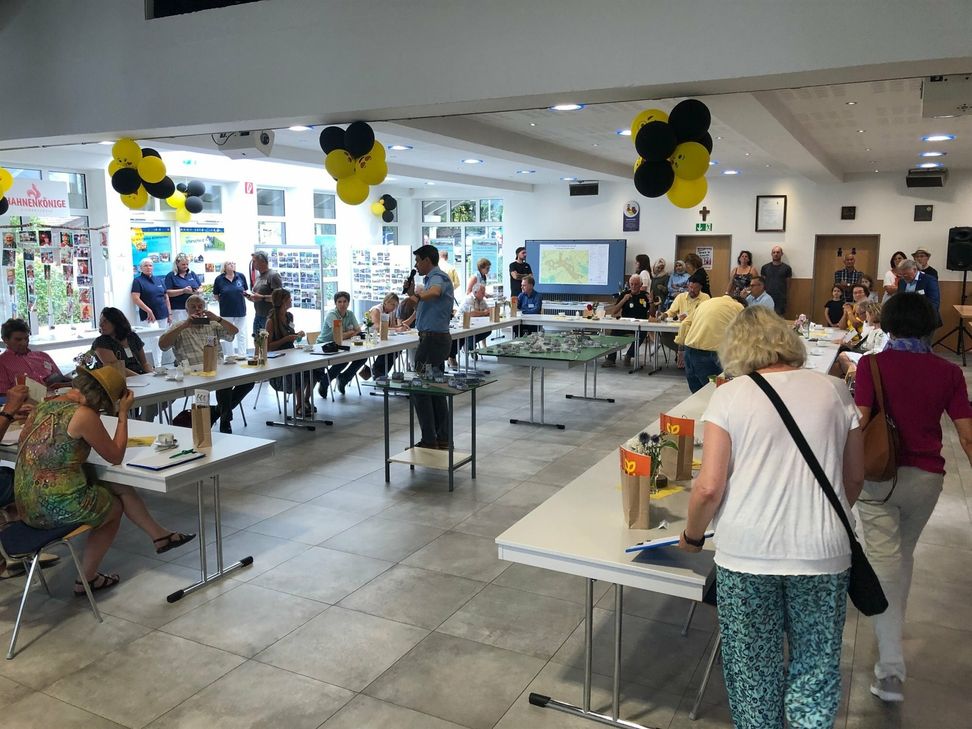 In der Vereinshalle gab es zum Abschluss ein geselliges Beisammensein zwischen Planungsteam und Landeskommission.