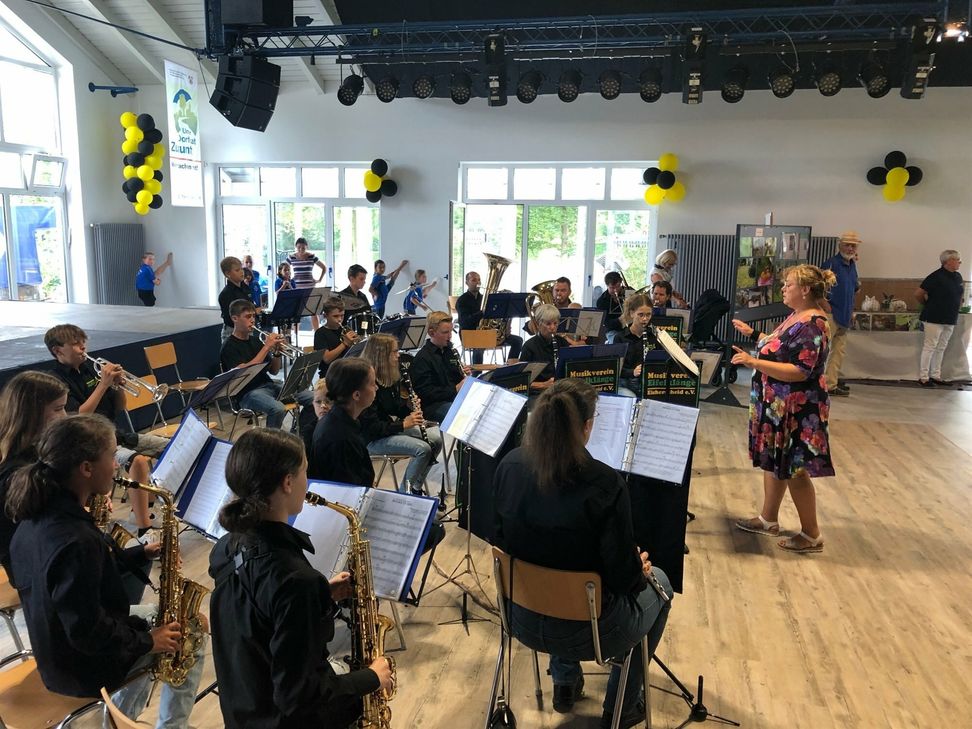 Das Jugendorchester des Musikvereins Eifelklänge unterhielt die Juroren bei der Ankunft in der Tenne.