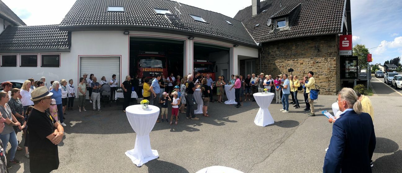 Am Feuerwehrhaus, wo die örtliche Wehr auch Sparkasse und Kindergarten beheimatet, präsentierten sich Jung und Alt aus Eicherscheid der Landeskommission