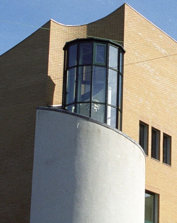 Zum Auftakt gilt es, eine charakteristische Gebäudespitze zu erraten. Wer weiß, an welchem Gebäude dieses Rund zu finden ist? Foto: Archiv Kreisstadt Euskirchen