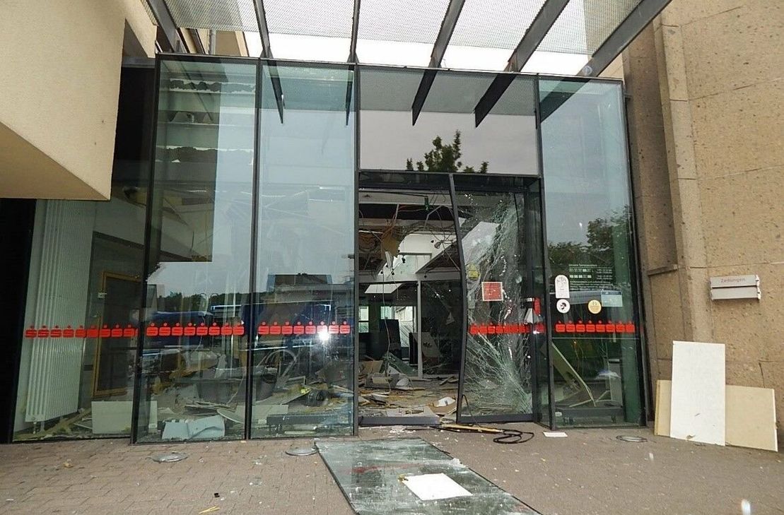 Das Beratungscenter der Kreissparkasse in Mechernich wurde stark beschädigt.